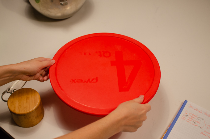 Covering the dough with a lid.